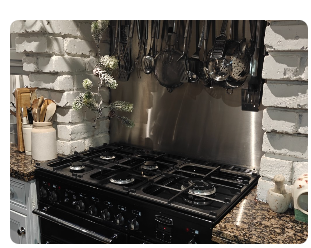 Range cooker fitting &mdash; Rangemaster-style range installed in kitchen